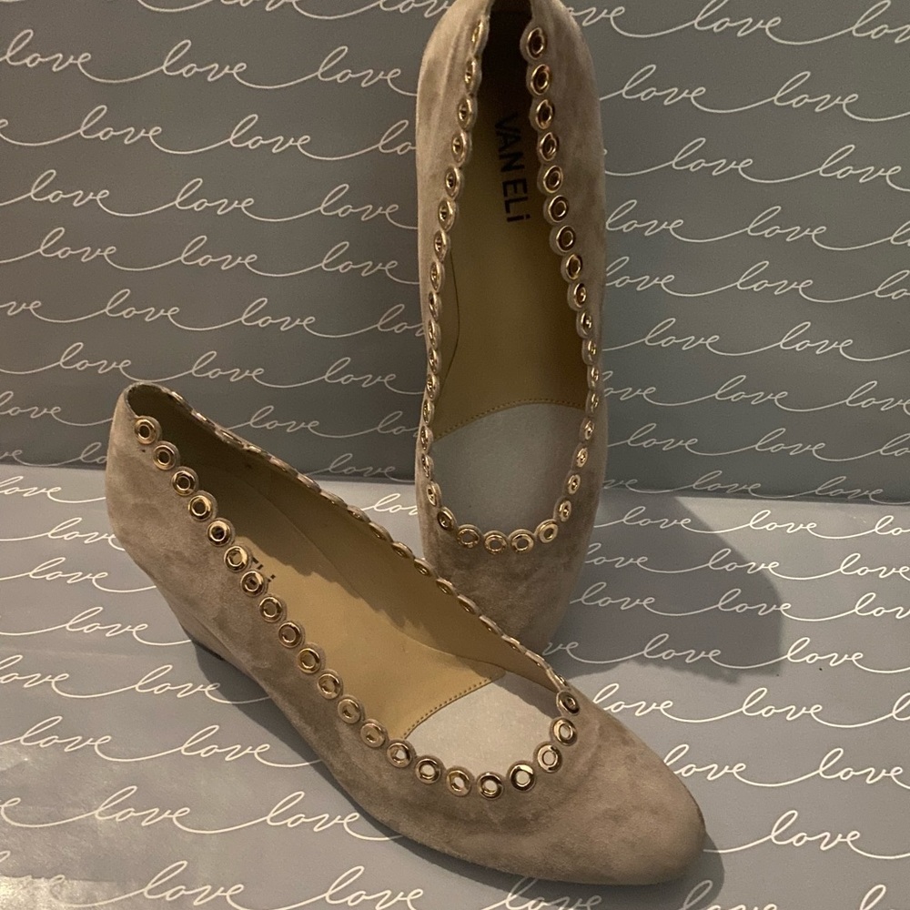 Mid-heeled shoes, comfy, tan with golden details.
